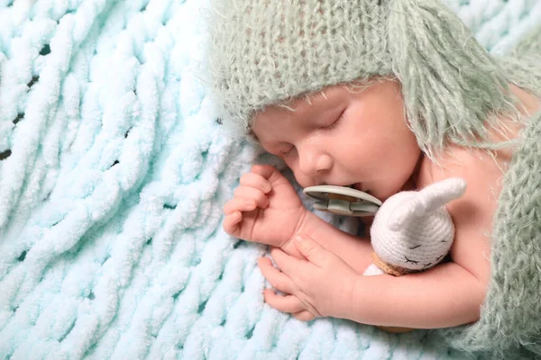 Bayi Yang Baru Lahir Dan Lucu Dengan Dot Tidur Atas — Stok Foto