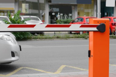 Şehir caddesinde otomatik kapalı patlama engeli