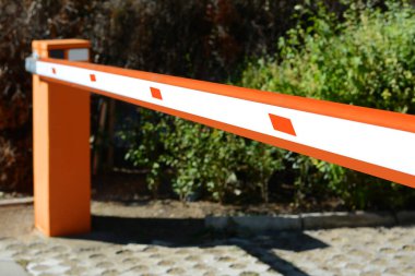 Modern yol bariyeri güneşli bir günde kapalı.