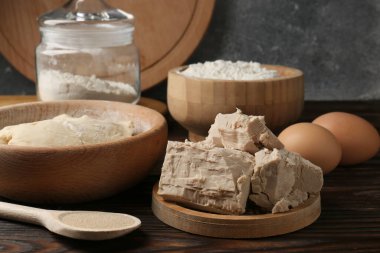 Farklı türde maya, yumurta, un ve hamur.