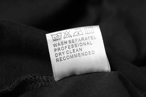 Etykieta Odzieżowa Zaleceniami Dotyczącymi Pielęgnacji Czarnej Odzieży Zbliżenie — Zdjęcie stockowe