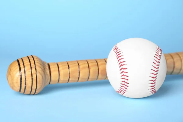 Dřevěná Baseballová Pálka Míč Světle Modrém Pozadí Detailní Záběr Sportovní — Stock fotografie