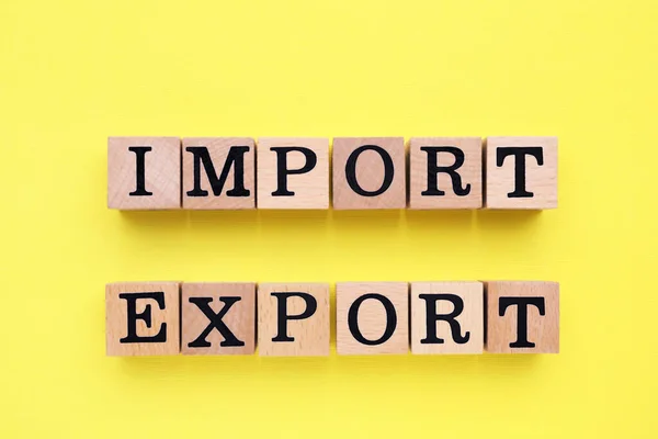 Palabras Importación Exportación Cubos Madera Con Letras Sobre Fondo Amarillo —  Fotos de Stock
