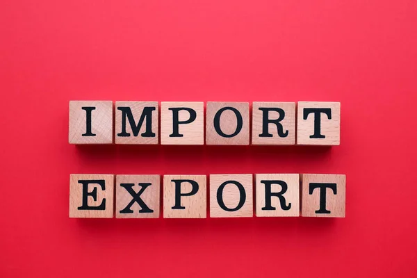 Palabras Importación Exportación Cubos Madera Con Letras Sobre Fondo Rojo —  Fotos de Stock