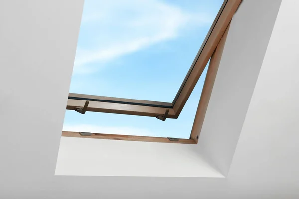 Otwarte Okno Dachowe Suficie Skośnym Poddaszu Widok Niskiego Kąta — Zdjęcie stockowe