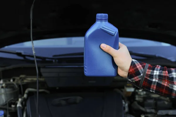 Man Håller Flaska Motorolja Nära Bilen Närbild Plats För Text — Stockfoto