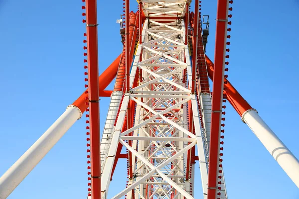 Belle Grande Roue Ferris Contre Ciel Bleu Vue Bas — Photo