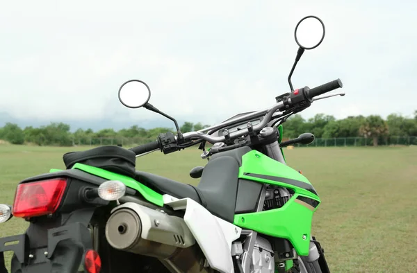 Moto Cruz Verde Elegante Grama Livre — Fotografia de Stock