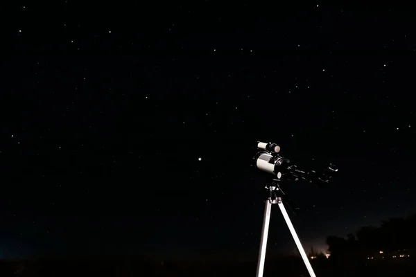 야외에 새로운 천문학 망원경 텍스트를 별들을 피콜로 — 스톡 사진