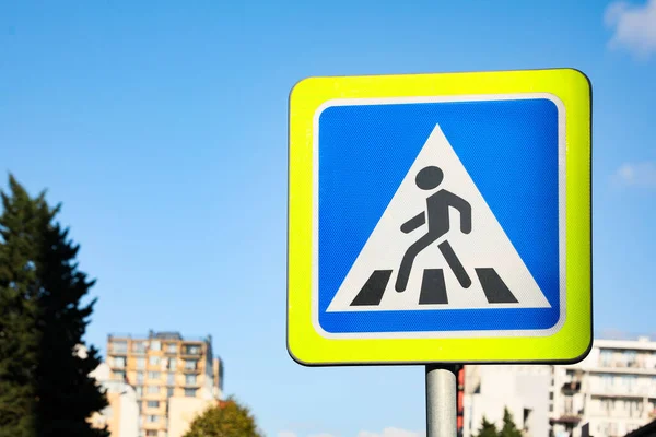 Verkeerstekens Voetgangers Kruisen Tegen Blauwe Hemel Straat — Stockfoto