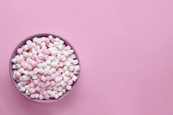분홍색 배경에 맛있는 마시멜로를 위에서 수있습니다 원문을 — 스톡 사진