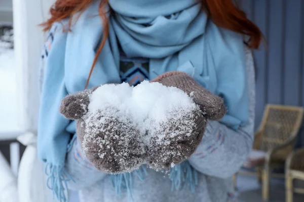 Dışarıdaki Ahşap Balkonda Kar Tutan Kadın Yakın Plan Kış Tatili — Stok fotoğraf