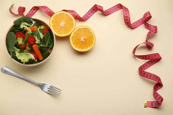 Meetlint Salade Helften Van Sinaasappel Vork Gele Ondergrond Bovenaanzicht Ruimte — Stockfoto