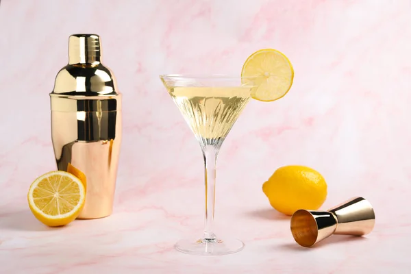 Martini Glas Erfrischenden Cocktail Mit Zitronenscheibe Und Frischen Früchten Der — Stockfoto