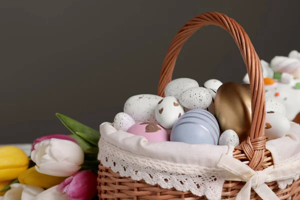 Şenlikli Paskalya Yumurtaları Koyu Gri Arka Planda Güzel Lalelerle Süslenmiş — Stok fotoğraf