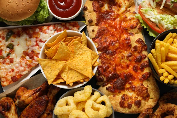 Zwiebelringe Pizza Und Anderes Fast Food Als Hintergrund Draufsicht — Stockfoto