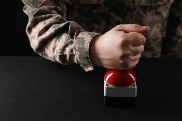 Serviceman Πατώντας Κόκκινο Κουμπί Του Πυρηνικού Όπλου Μαύρο Τραπέζι Closeup — Φωτογραφία Αρχείου