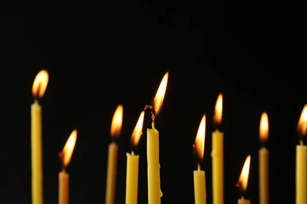 Brennende Kerzen Auf Schwarzem Hintergrund Symbol Der Trauer — Stockfoto