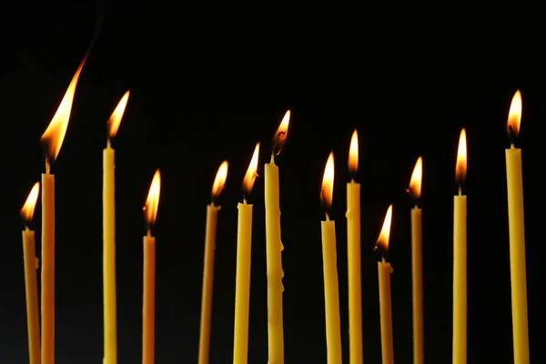 Κάψιμο Κεριών Μαύρο Φόντο Σύμβολο Θλίψης — Φωτογραφία Αρχείου