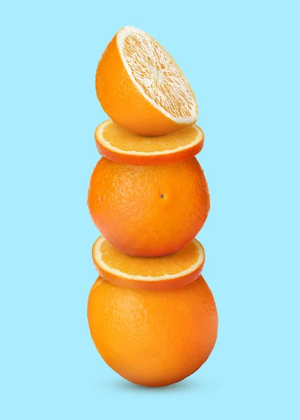 Складной Разрез Целые Апельсины Бледно Голубом Фоне — стоковое фото