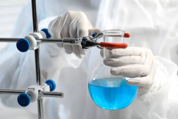 Scientifique Travaillant Avec Une Fiole Liquide Bleu Clair Gros Plan — Photo