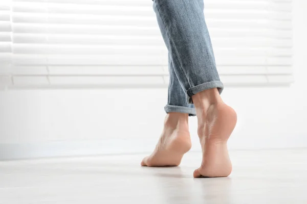 Mujer Descalza Caminando Parquet Blanco Casa Primer Plano Suelo Radiante — Foto de Stock
