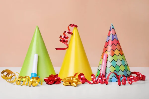 Bunte Partyhüte Luftschlangen Und Gebläse Auf Weißem Tisch Geburtstagsfeier — Stockfoto