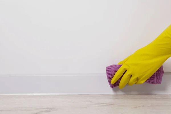 Mulher Luva Proteção Plinto Limpeza Com Pano Dentro Casa Close — Fotografia de Stock