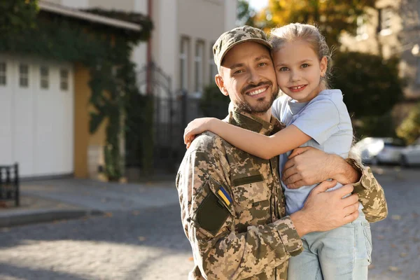 Vader Oekraïense Militaire Uniform Zijn Dochter Straat Ruimte Voor Tekst — Stockfoto
