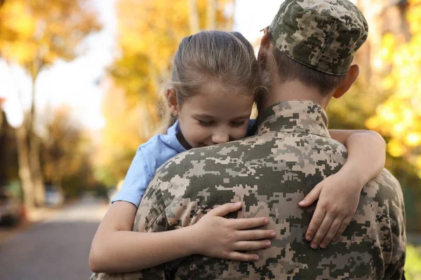 Daughter Hugging Her Father Ukrainian Military Uniform City Street Family — Foto de Stock