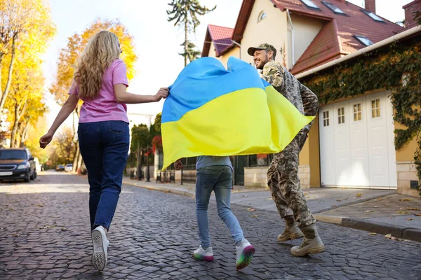 Soldier Military Uniform His Family Running Holding Ukrainian Flag City — стоковое фото