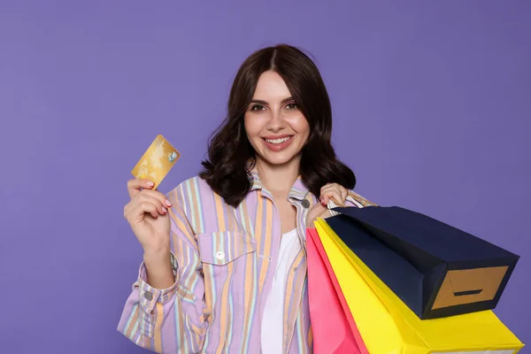 Mulher Bonita Com Sacos Compras Papel Cartão Crédito Fundo Roxo — Fotografia de Stock