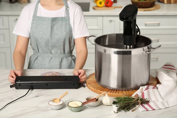 Mutfakta Vakumlu Süpürge Kullanan Bir Kadın Yakın Plan Sos Vide — Stok fotoğraf