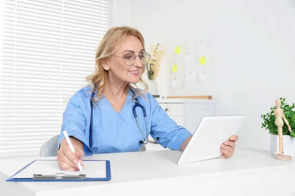 Läkare Med Glasögon Och Tablettkonsultation Kliniken Onlinemedicinskt Koncept — Stockfoto
