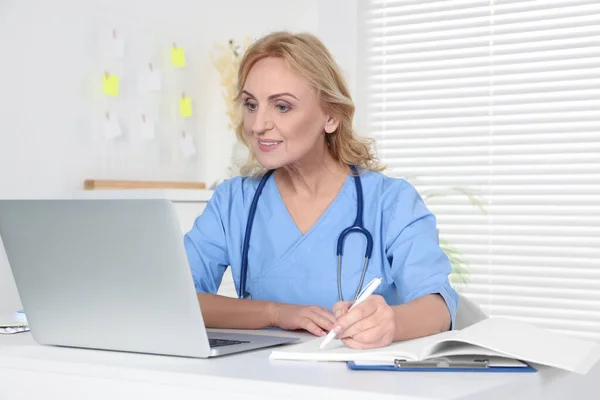 Läkare Med Laptopkonsult Kliniken Onlinemedicinskt Koncept — Stockfoto