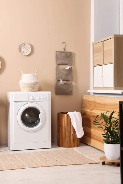 Snygg Tvättstuga Med Modern Tvättmaskin Inredning — Stockfoto