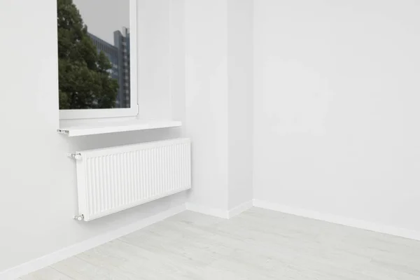 Nueva Sala Oficina Vacía Con Paredes Blancas Radiador Ventana Limpia —  Fotos de Stock