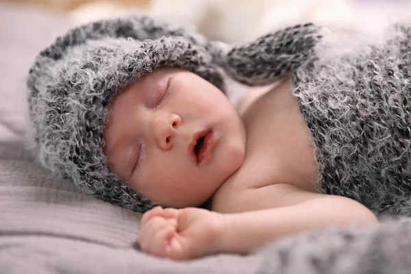 Bonito Bebê Recém Nascido Dormindo Cama Close — Fotografia de Stock