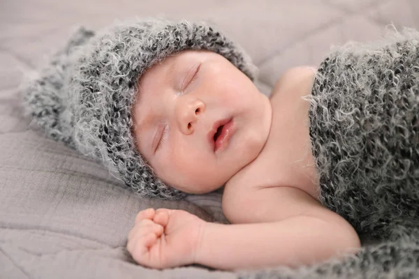 침대에서 귀여운 갓난아기가 응고되어 — 스톡 사진