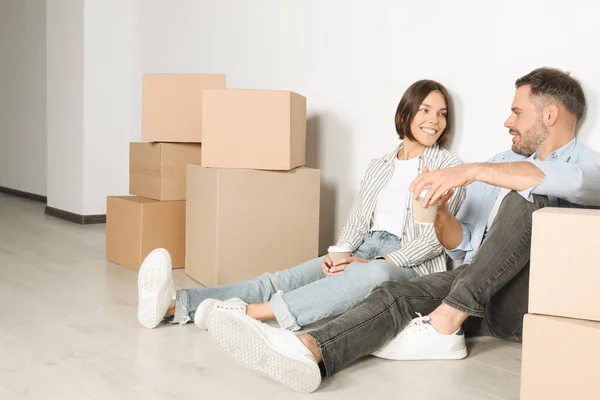 Happy Couple Takeaway Coffee Resting Floor New Apartment Moving Day — Stock Photo, Image