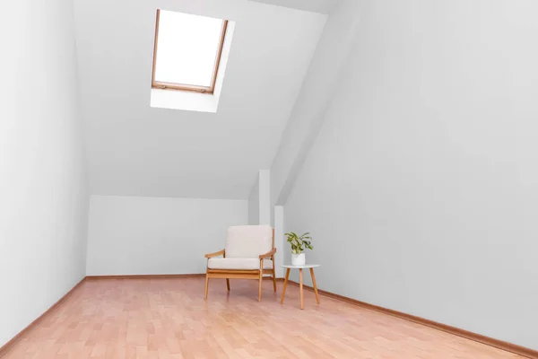 Sótão Espaçoso Interior Quarto Com Teto Inclinado Mobiliário — Fotografia de Stock