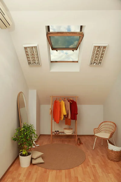 Elegante Perchero Espejo Silla Mimbre Habitación Ático Diseño Interiores — Foto de Stock