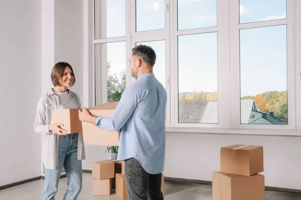 Happy Couple Moving Boxes Big Window New Apartment — Stock Photo, Image