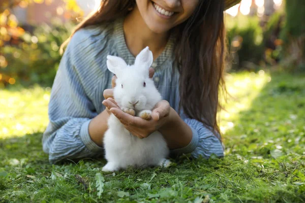 Счастливая Женщина Милым Кроликом Зеленой Траве Открытом Воздухе Крупным Планом — стоковое фото