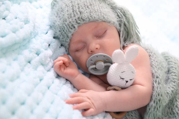 Söt Nyfödd Med Napphållare Sover Ljusblå Filt Närbild — Stockfoto