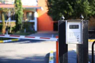 Açık havada yükselen engeller için düğmeler ve hoparlörlerle bağlantı kur