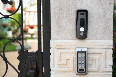 Dış kapının yanındaki taş sütunda dahili telefonu olan duvar, metin için boşluk