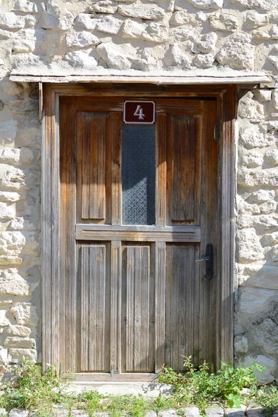 室外石墙中装有旧木门的建筑物入口 — 图库照片