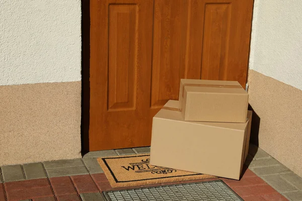Parcels Delivered Mat Front Door — Fotografia de Stock