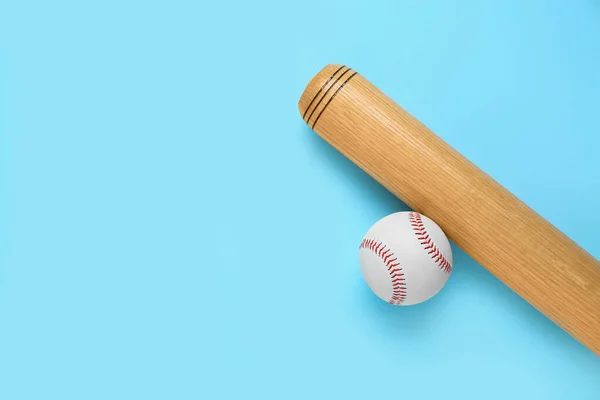 ライトブルーの背景に木製の野球バットとボール フラットレイアウト テキストのスペース — ストック写真